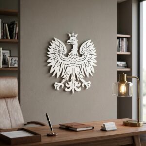 Białe metalowe Godło Polski Orzeł wycięte laserowo wiszące na ścianie w gabinecie nad biurkiem.