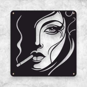Czarna metalowa Dekoracja ścienna kobieta z papierosem