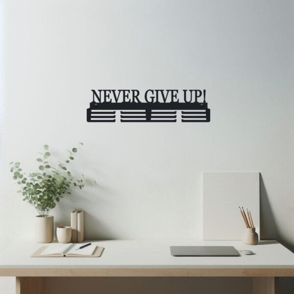 Czarny Metalowy wieszak ścienny na medale Never give up
