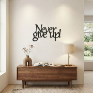 Metalowa dekoracja ścienna z hasłem Never give up zamontowana na ścianie w stylowo urządzonym, nowoczesnym wnętrzu.