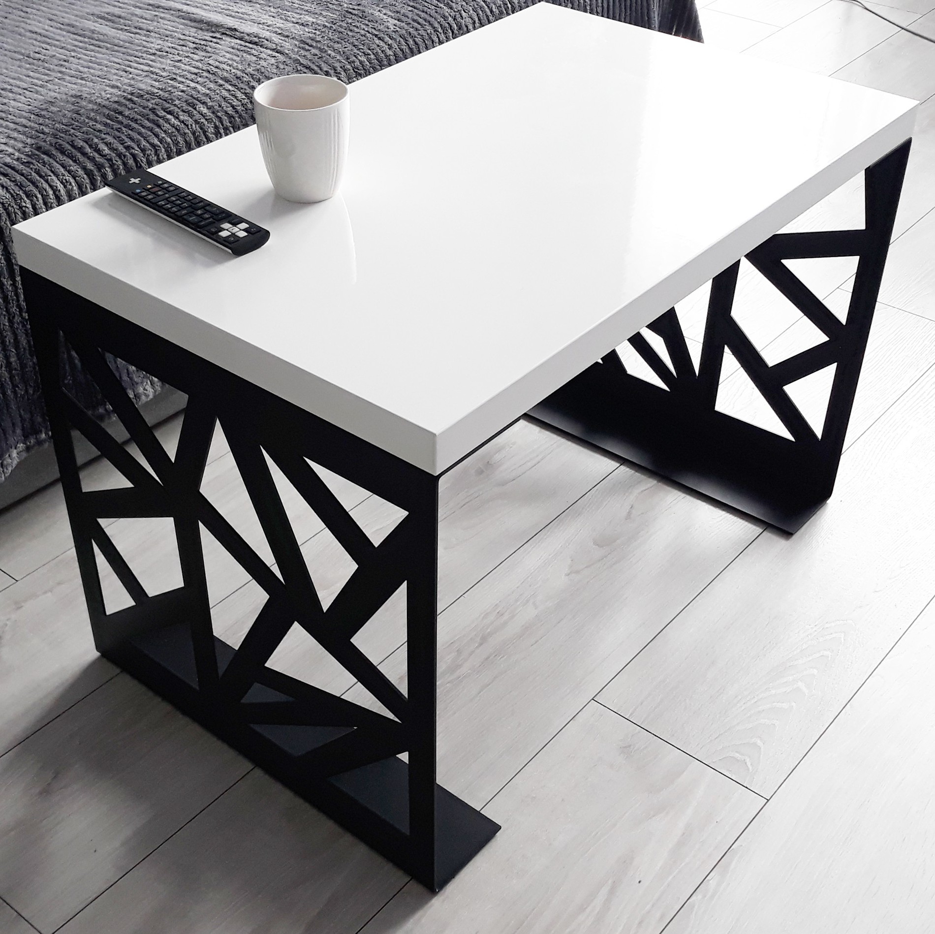 Nowoczesny Stolik kawowy z metalowymi nogami