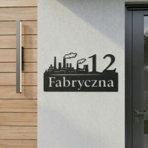 Zbliżenie na czarny, metalowy numer na dom z nazwą ulicy i wzorem w stylu loftowym