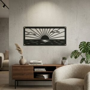 Metalowy obraz na ścianę z motywem wschodzącego słońca, promieni i fal, zamontowany na surowej ścianie w jasnym, minimalistycznym salonie.