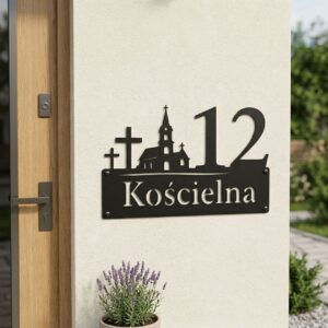 Czarna, wycinana laserowo tabliczka adresowa z motywem kościoła, numerem 12 i napisem Kościelna na jasnej elewacji.