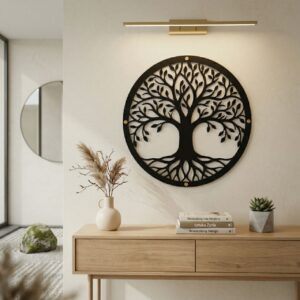 Czarny metalowy obraz przedstawiający drzewo życia, powieszony na gładkiej ścianie nad drewnianą komodą w eleganckim salonie.