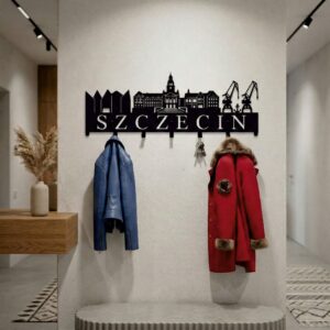Zbliżenie na solidne haczyki i precyzyjnie wycięte elementy architektury na metalowym wieszaku ściennym z motywem Szczecina.