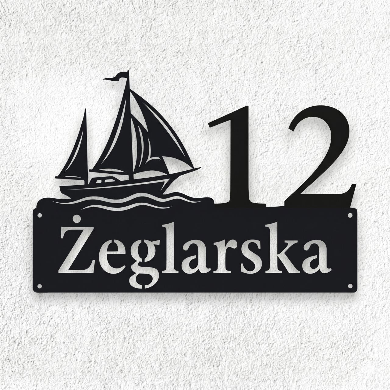 Projekt personalizowanej metalowej tabliczki na dom z cyfrą 12, ulicą Żeglarską i wyciętym motywem jachtu.