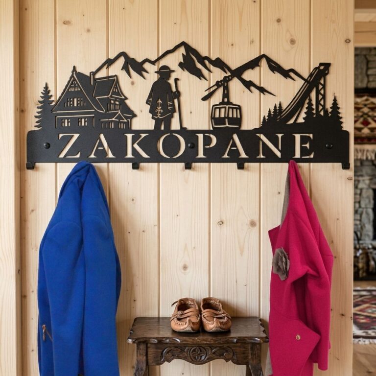 wieszak ścienny Zakopane w górskim wnętrzu na drewnianej ścianie