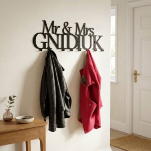 Loftowy wieszak ścienny z personalizowanym napisem Mr & Mrs GNIDIUK, w nowoczesnym wnętrzu.