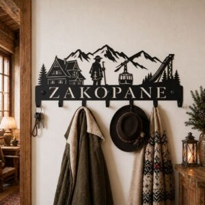 czarny metalowy wieszak do przedpokoju Zakopane na jasnej ścianie