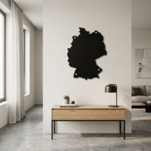 Magnetyczna mapa Niemiec z metalu – salon nowoczesny Nowoczesna magnetyczna mapa Niemiec z czarnego metalu zamontowana na dystansach 15mm w pokoju dziennym.
