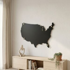 Czarna metalowa mapa USA na ścianę zamontowana w jasnym salonie nad drewnianą komodą jako dekoracja ścienna 3D.
