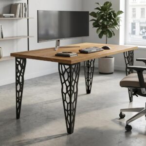 Nowoczesne biurko z dębowym blatem na czarnych ażurowych nogach metalowych Brooklyn 72 cm z fotelem biurowym w jasnym gabinecie.
