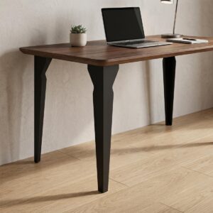 Drewniane biurko do pracy na laptopie osadzone na czarnych metalowych nogach Chicago 72 cm na jasnej podłodze.