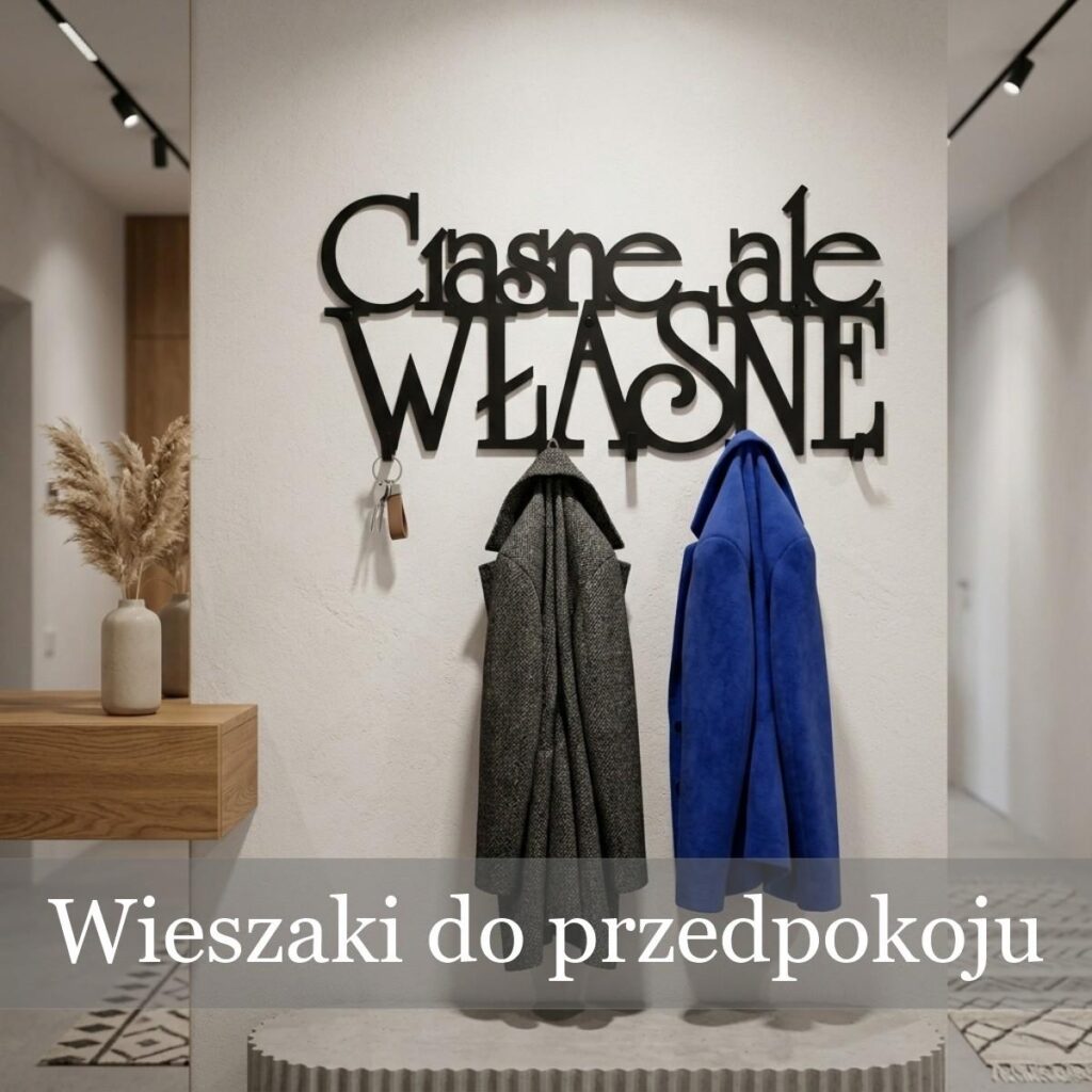 Designerski metalowy wieszak na ubrania z napisem Ciasne ale własne zamontowany na ścianie w przedpokoju.