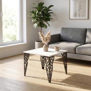 Nowoczesna ława salonowa ażurowe nogi metalowe Brooklyn 40cm Nowoczesny kwadratowy biały stolik z ozdobnymi ażurowymi nogami metalowymi do mebli Brooklyn o wysokości 40 cm w jasnym wnętrzu obok szarej kanapy.