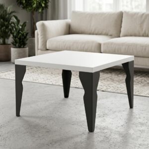 Nowoczesna ława salonowa loft nogi Chicago 40cm Kwadratowy biały stolik kawowy osadzony na czterech czarnych metalowych nogach Chicago o wysokości 40 cm przed jasną sofą.