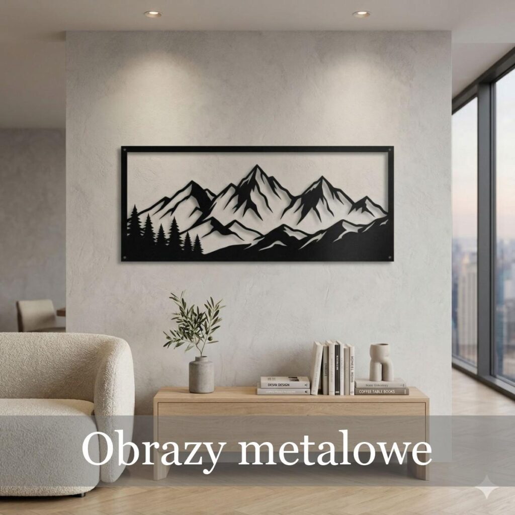 Panoramiczny czarny obraz metalowy przedstawiający motyw górski i las, zawieszony w jasnym salonie nad drewnianą komodą.