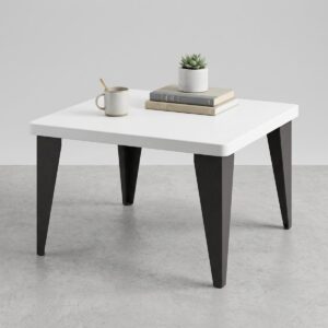 Nowoczesny kwadratowy stolik kawowy z białym blatem i czarnymi metalowymi nogami Detroit o wysokości 40 cm w jasnym salonie.