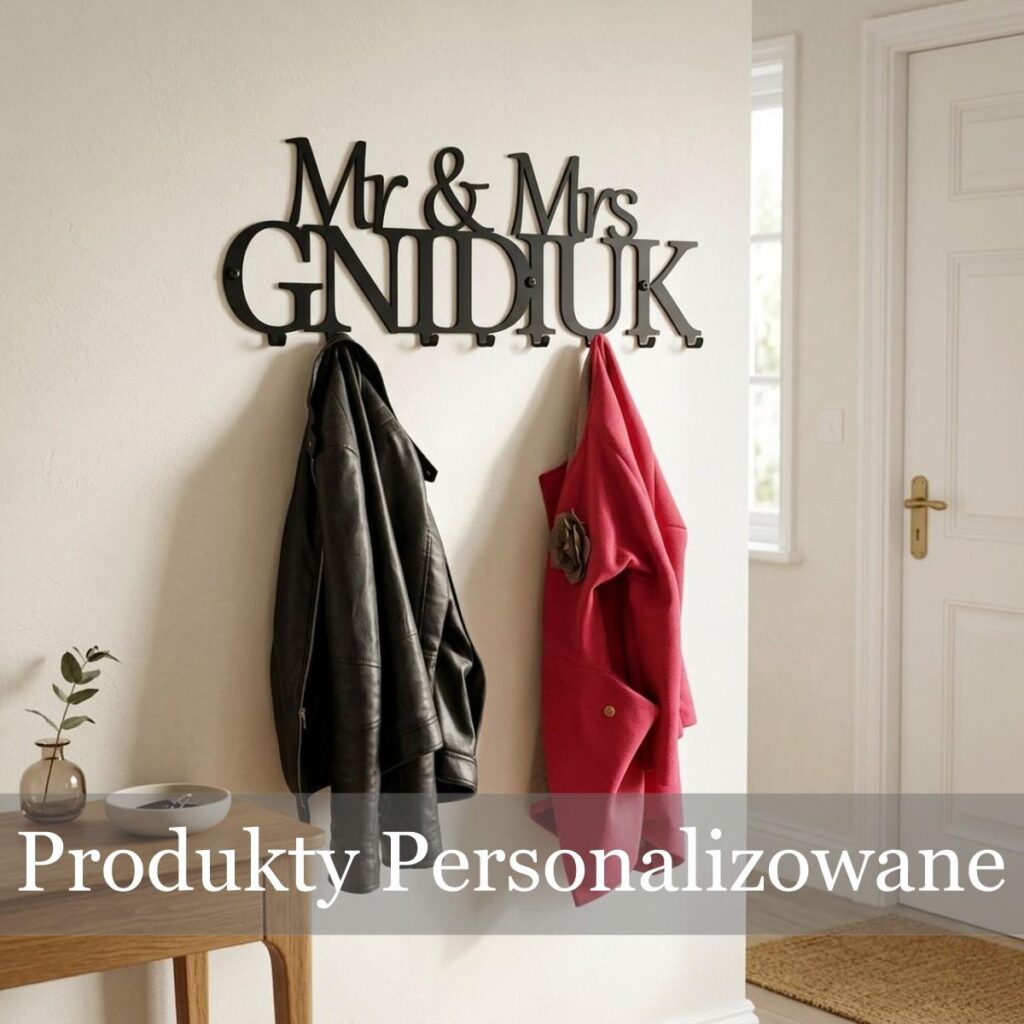 Spersonalizowany wieszak ścienny z nazwiskiem wycięty ze stali, zamontowany obok białych drzwi.