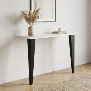 Wysoka konsola do przedpokoju loft nogi Detroit 90cm Wysoka wąska konsola do przedpokoju z białym blatem i czarnymi metalowymi nogami Detroit 90 cm przy jasnej ścianie.