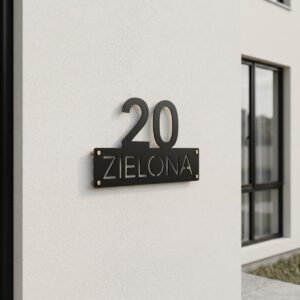 Zbliżenie na czarną metalową tabliczkę adresową Model Duet ze stali 2 mm z dużym numerem 20 i nazwą ulicy Zielona na dystansach