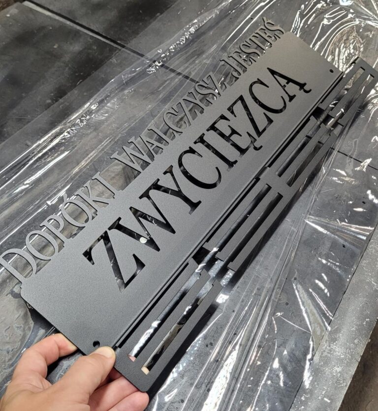 Prosto z warsztatu: Stalowy wieszak na medale „Dopóki walczysz jesteś zwycięzcą”