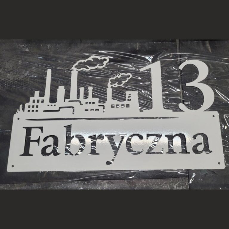Nowa realizacja: Biała tabliczka adresowa „Fabryczna 13” (60×36 cm)