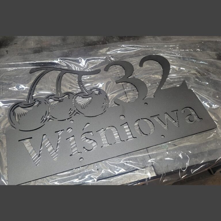 Modyfikacja na życzenie: Czarna tabliczka adresowa „Wiśniowa 32”