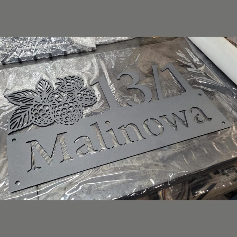 Nowoczesny antracyt: Tabliczka adresowa „Malinowa” z motywem owocowym