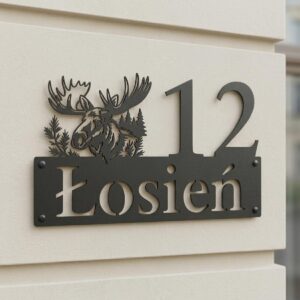 Wizualizacja: zbliżenie na metalową tabliczkę adresową z łosiem, lasem i numerem 12 na jasnej elewacji